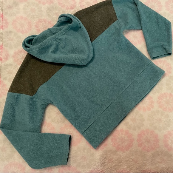 Girls North Face Fleece hooded jacket. Very good used condition. Size 5 (XXS) - Picture 5 of 11